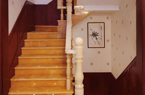 施秉中式别墅室内汉白玉石楼梯的定制安装装饰效果